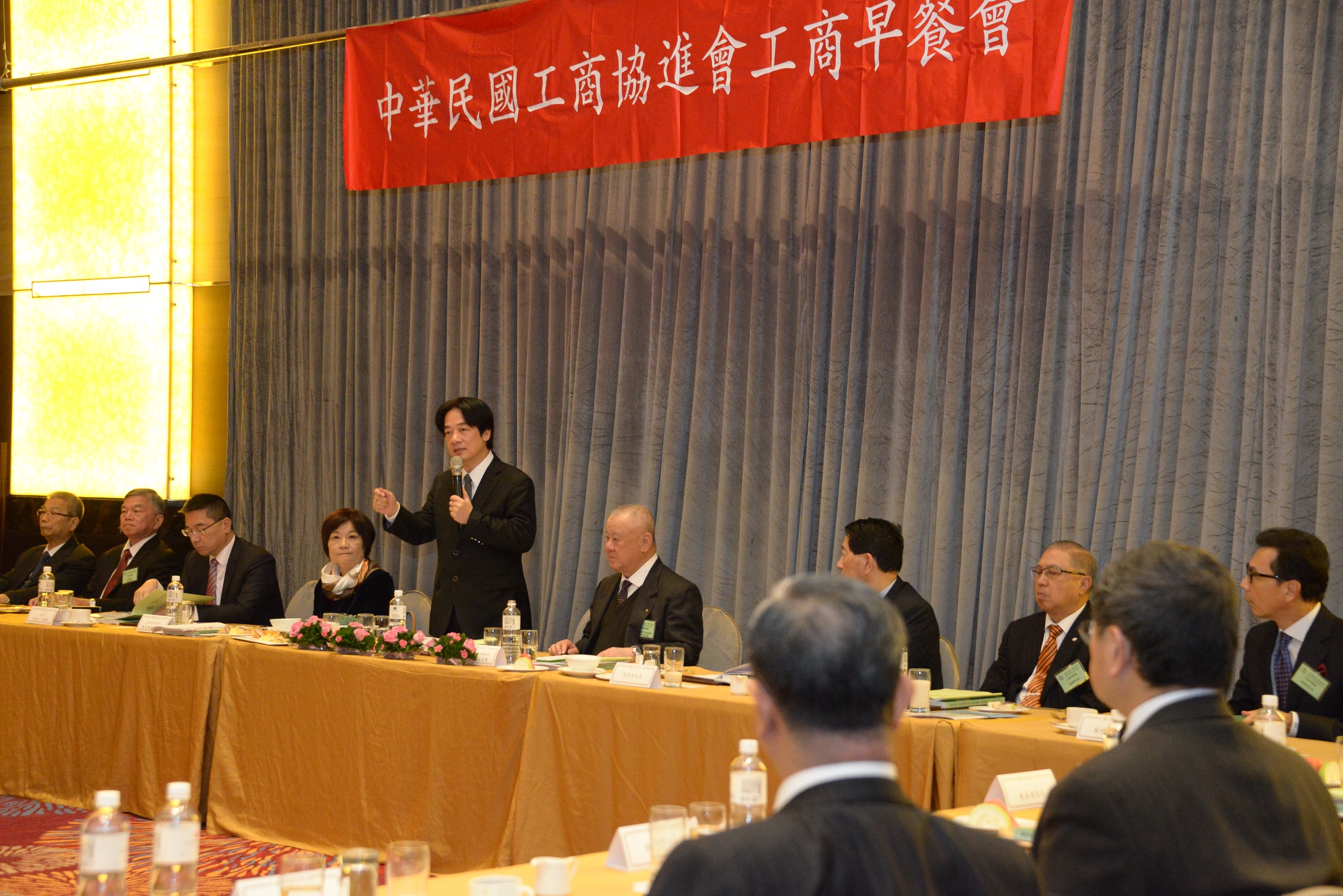 出席工商早餐會  賴揆盼企業投資台灣「拚經濟」　共5張