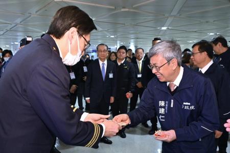 陳院長今(6)日視察113年春節連假桃園機場疏運辦理情形照片_3 共19張