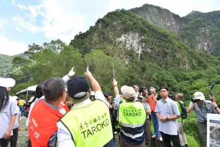 卓院長今（22）日視察0403地震太魯閣國家公園與中橫公路東段災後復建情形照片共8張