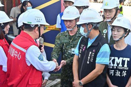 卓院長今（6）日視察「基隆海中天社區道路邊坡坍塌情形」照片共5張