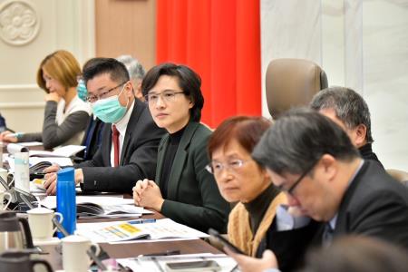 2025年1月10日行政院副院長鄭麗君主持長照推動小組諮詢會議S__17498171_0 　共8張
