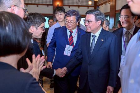 2026年6月28日行政院長卓榮泰出席「中華民國醫師公會全國聯合會第14屆第2次會員代表大會會後餐敘」 　共4張