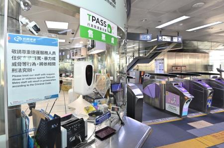 2024年3月12日行政院副院長鄭文燦視察桃園機場捷運及TPASS使用情況_240312_6_0　共7張