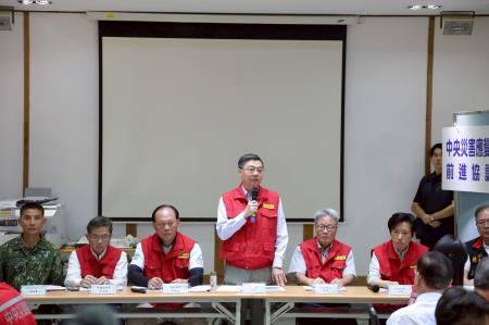 2025年10月8日行政院長卓榮泰赴前進協調所聽取災後復原重建進度情形 　共5張