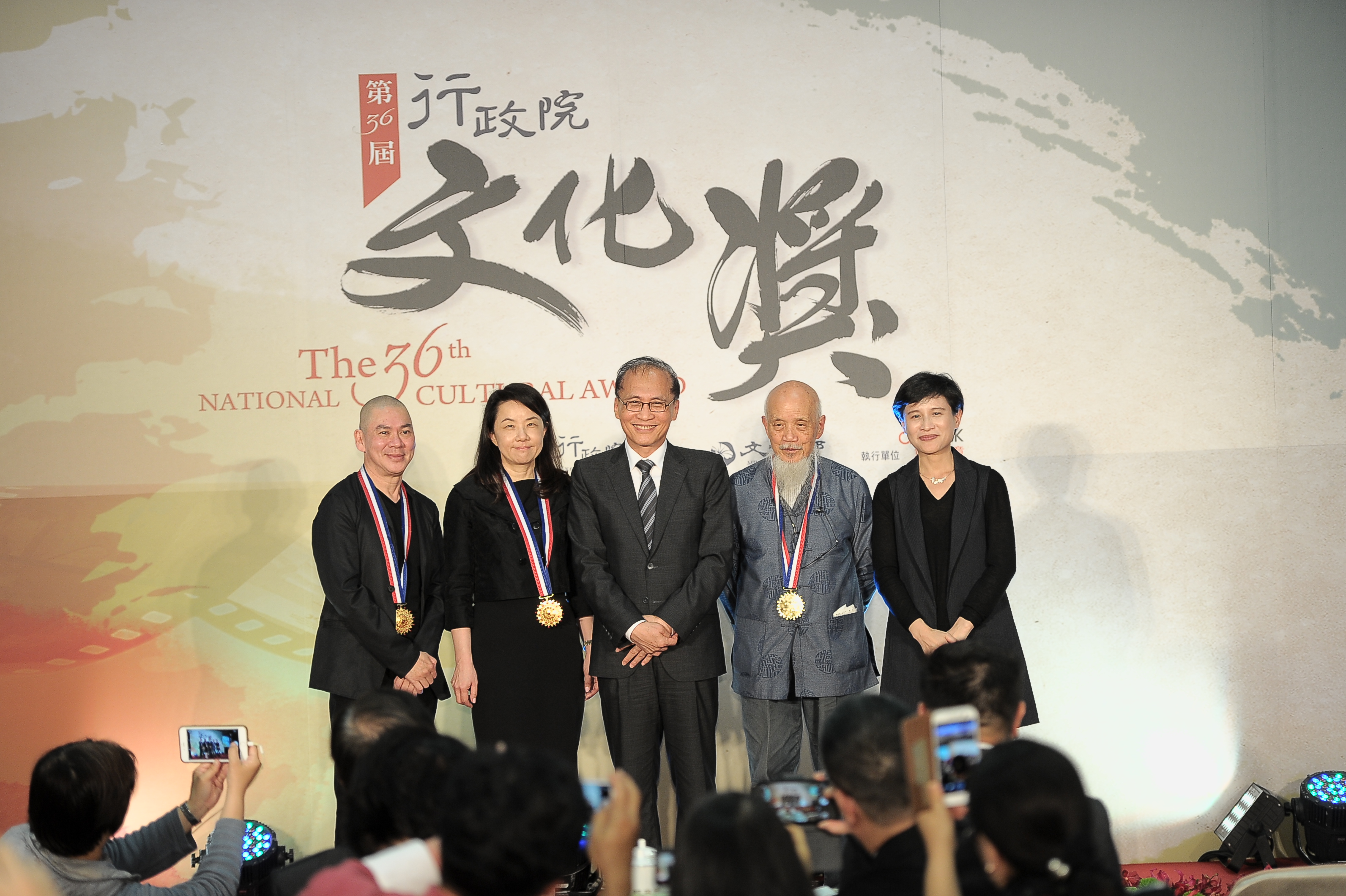 林揆頒發行政院文化獎 肯定得獎人成就貢獻 　共2張