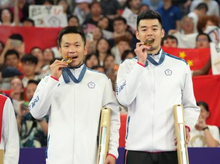 李洋(左)王齊麟(右)勇奪2020東京奧運羽球男子雙打金牌。（圖／教育部體育署提供）
