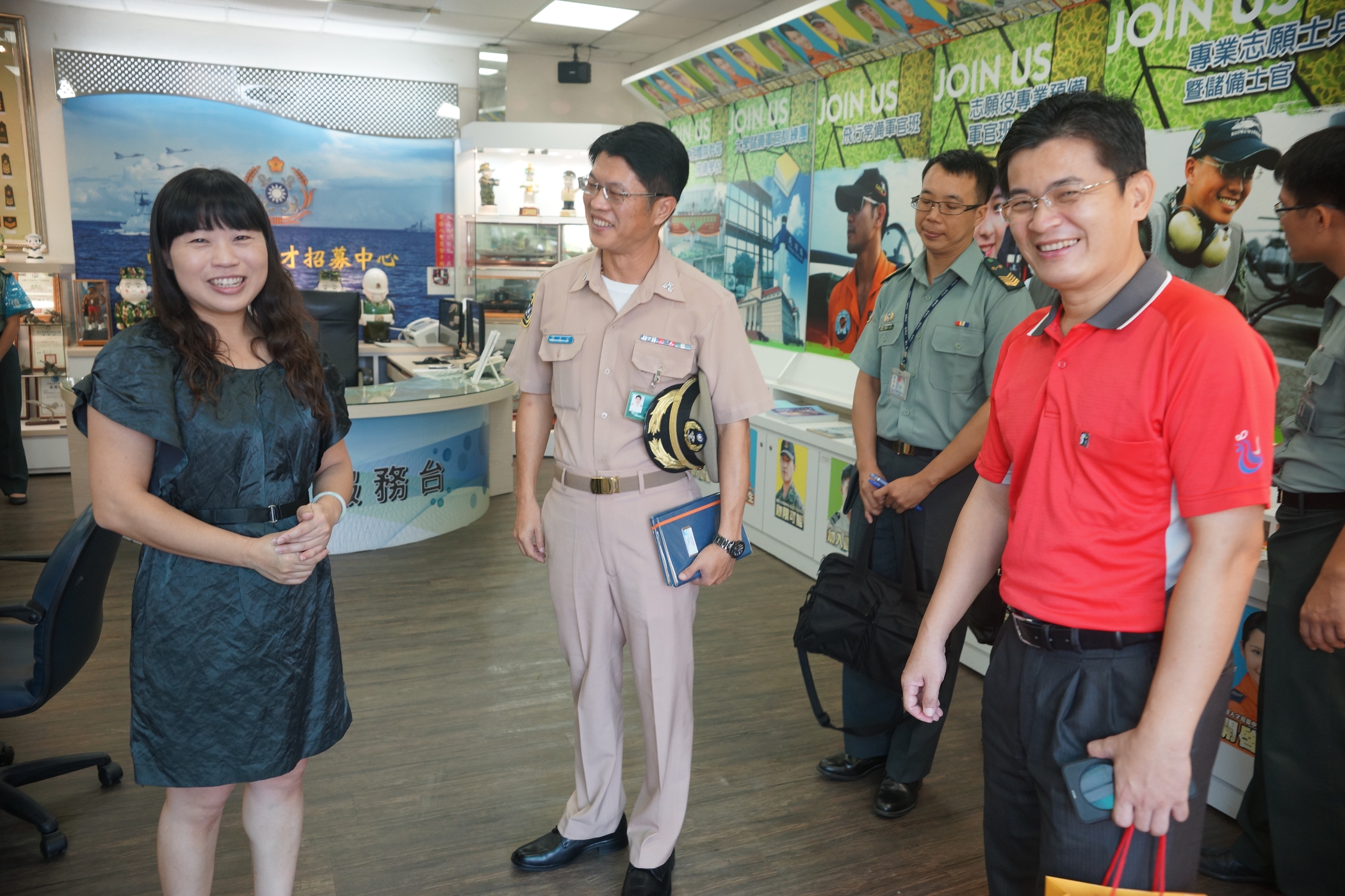 執行長江玲君與副執行長吳利成訪視國軍招募中心