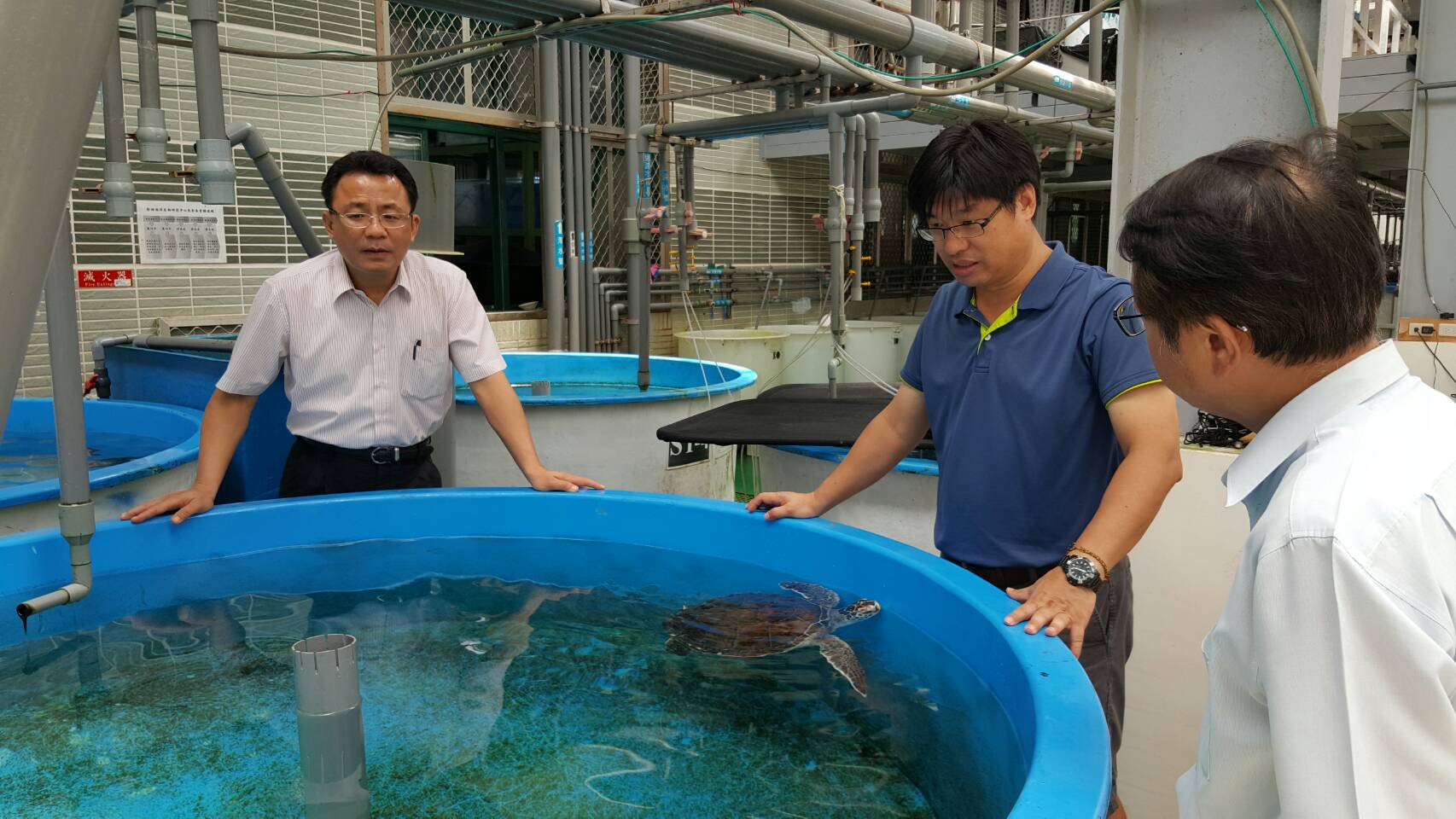 黃義佑(左）訪視澎湖海研中心