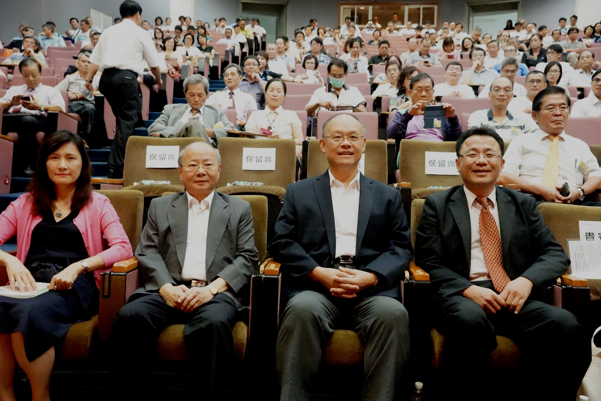 鄧振中（前右二）主講「台灣~東南亞策略夥伴關係」，前右一為黃義佑