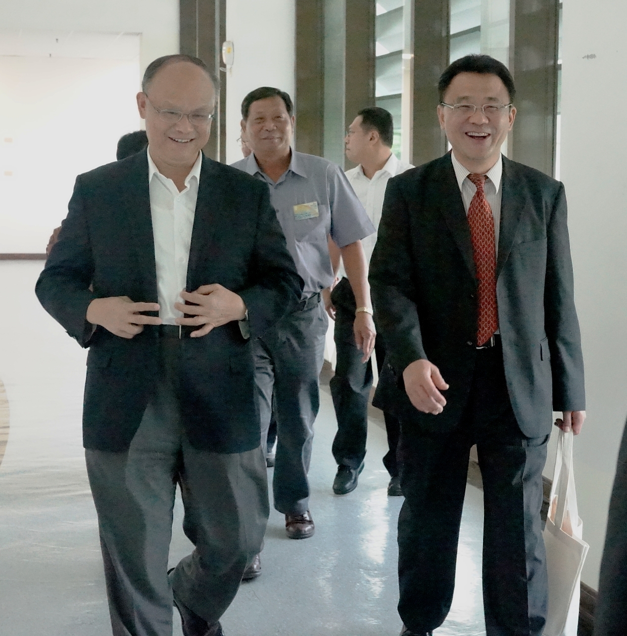 鄧振中由黃義佑陪同為學院講座開場