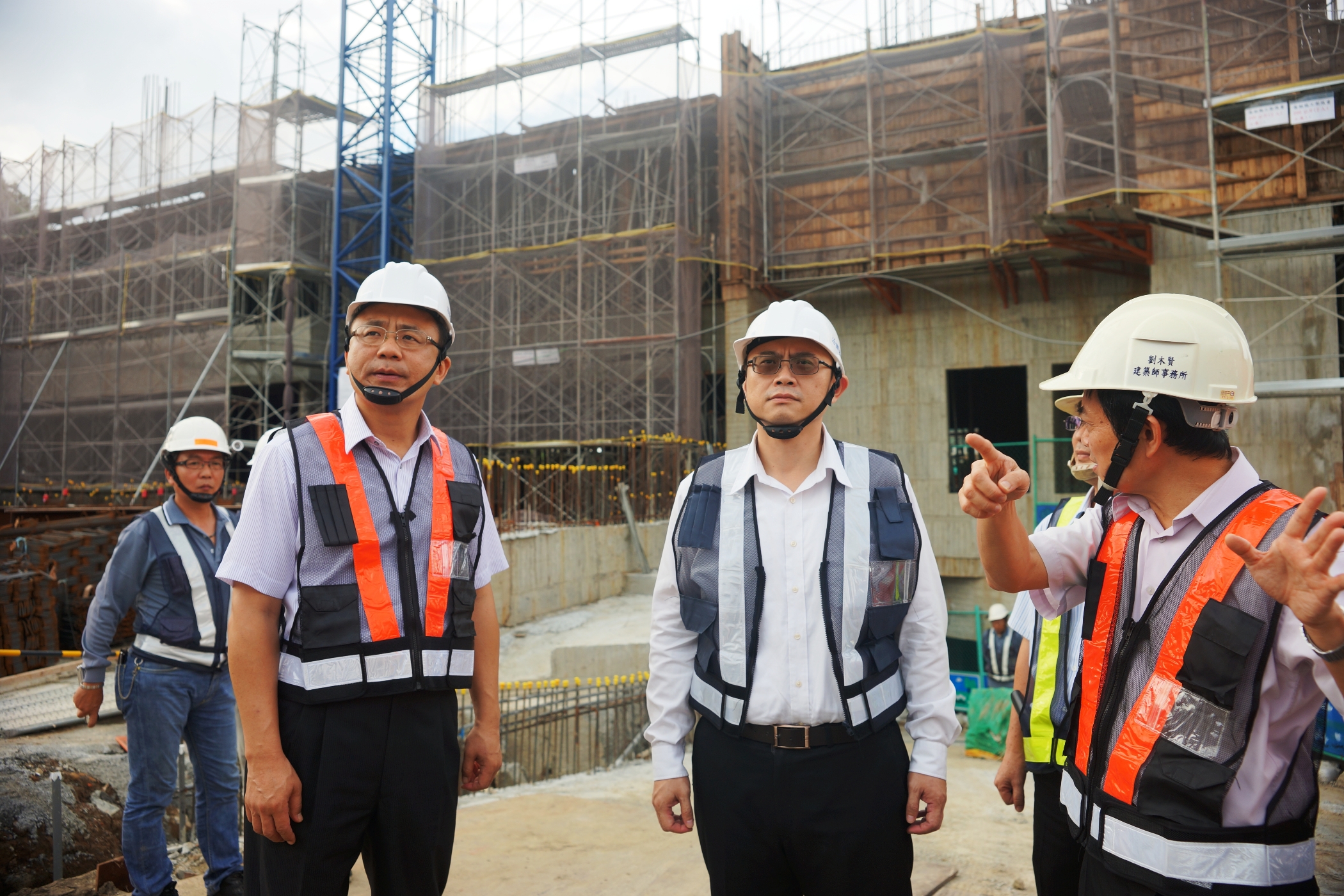 賴瑞隆立委由執行長黃義佑，副執行長洪建隆陪同聆聽工程簡報