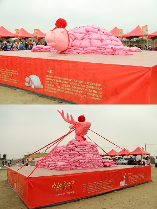 2015吃飯擔文化節-用米包堆製成米鹿米龜分贈信徒民眾