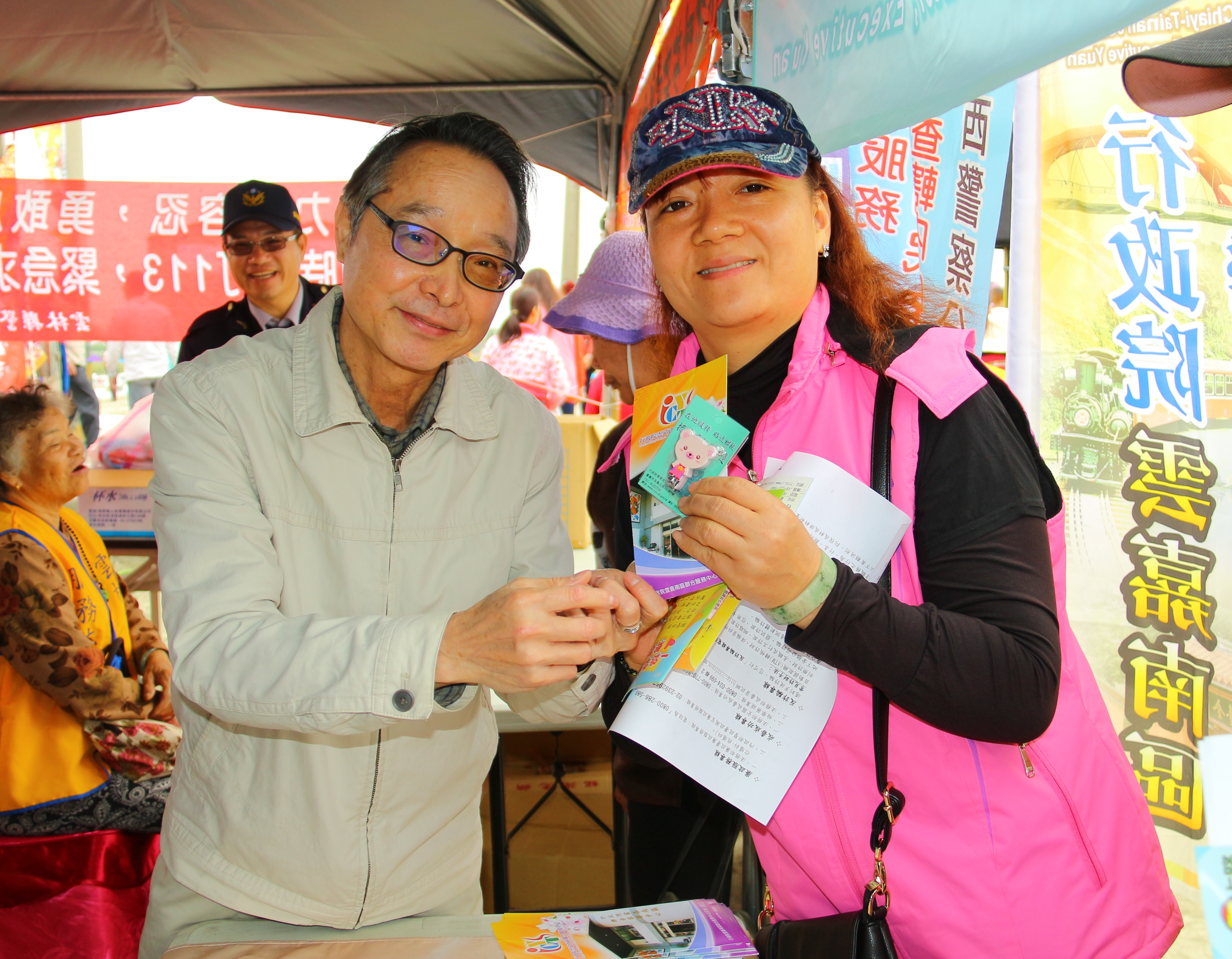 2015吃飯擔文化節-本中心代理執行長分贈信徒民眾文宣品